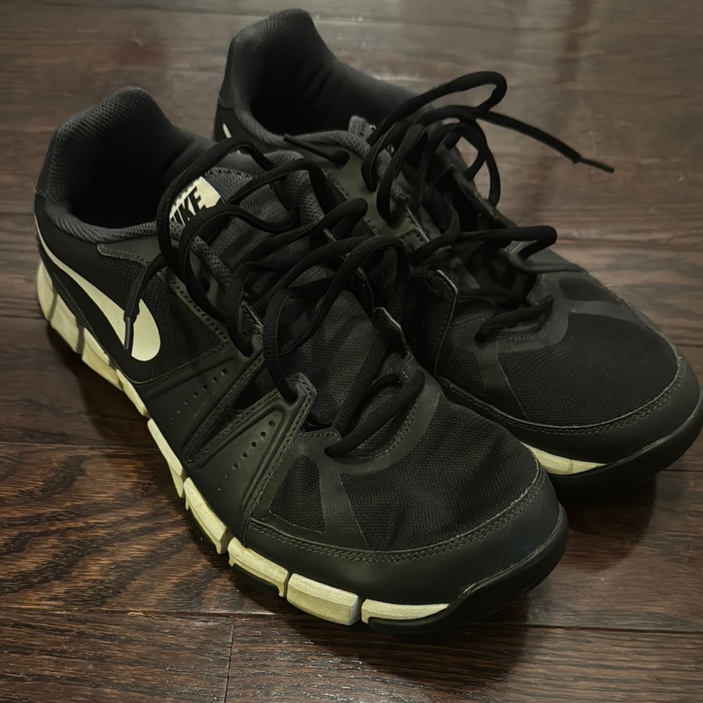 Nike Black and White Athletic Shoes with Dynamic Design
